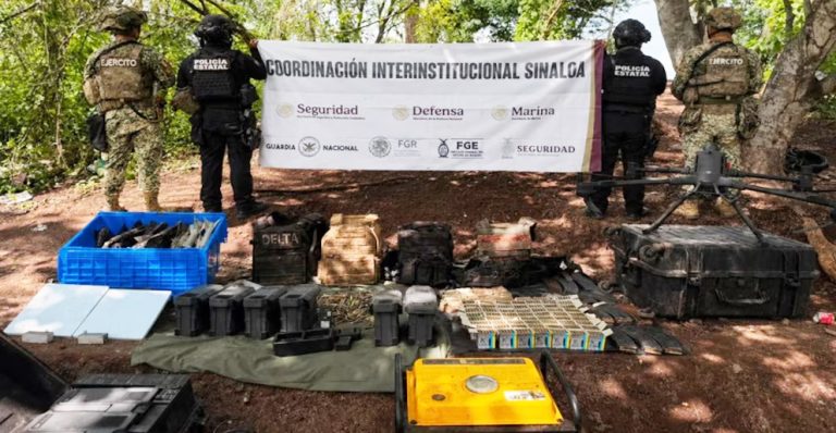 Fuerzas federales decomisan arsenal y desmantelan laboratorio clandestino en Sinaloa