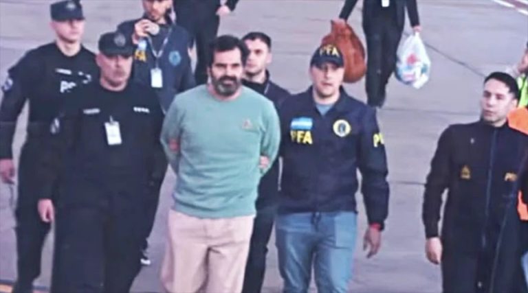 Trasladan a Contralmirante Farías a México