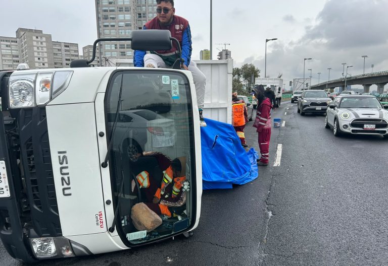 Vuelca camión del gobierno de la CdMx transportaba trabajadores, varios lesionados