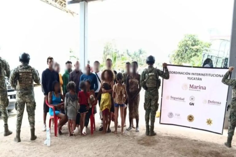 Rescatan a 16 migrantes cubanos a la deriva frente a costas de Yucatán