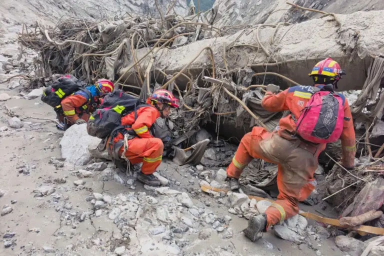 Suman 675 muertos por alud en Nepal y China; hay 3 mil desaparecidos