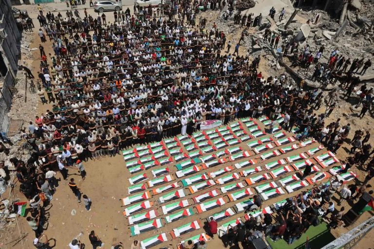 Sepultan restos de 112 gazatíes atrapados tres años bajo escombros