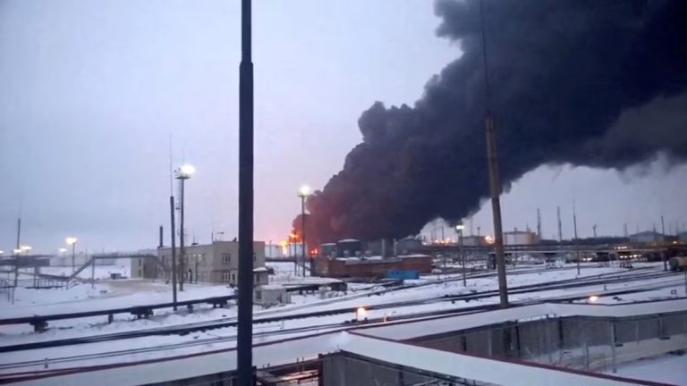 Ucrania ataca con drones refinería de Yaroslav en Rusia