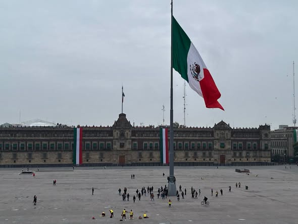 Activistas de Greepeace escalan hasta bandera en el zócalo de la CdMx