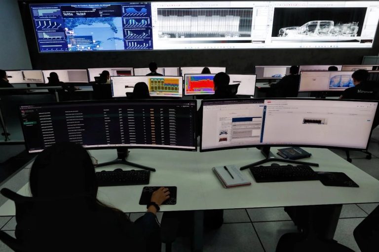 Por ilícitos, separados de aduanas mil 400 funcionarios