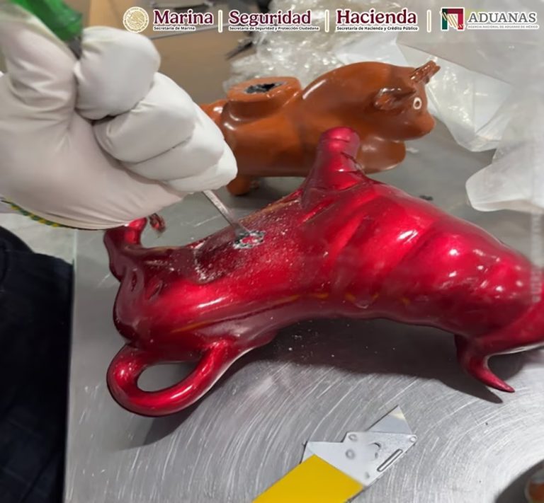 Hallan más de 8 kilos de cocaína oculta en artesanías dentro del equipaje de pasajero en AICM