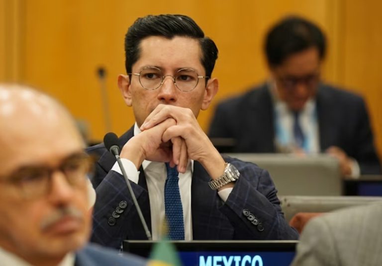 Roberto Velasco llama “retrógrados” a quienes criticaron su participación en el Grupo LGBTI de la ONU