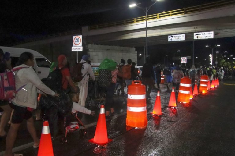 Más de 600 migrantes retoman caravana hacia EU