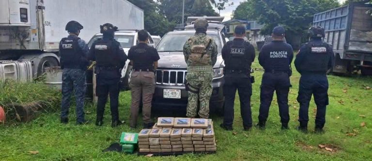 Localizan camioneta abandonada con más de 100 paquetes con cocaína, en Chiapas