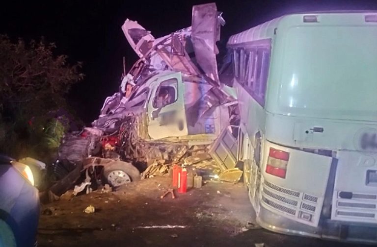 Choque entre un autobús de pasajeros y un tráiler deja 4 muertos y 20sionados