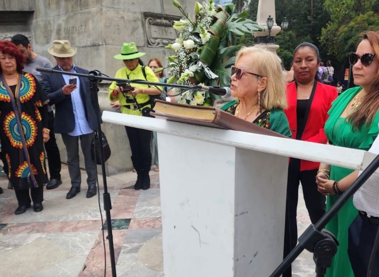 Montan Guardia de Honor en el Ángel de la Independencia; integrantes de la Asociación Nacional de Locutores de México