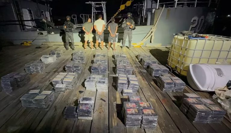 Interceptan en altamar a dos colombianos y un venezolano cargados con 595 paquetes de cocaína, en República Dominicana