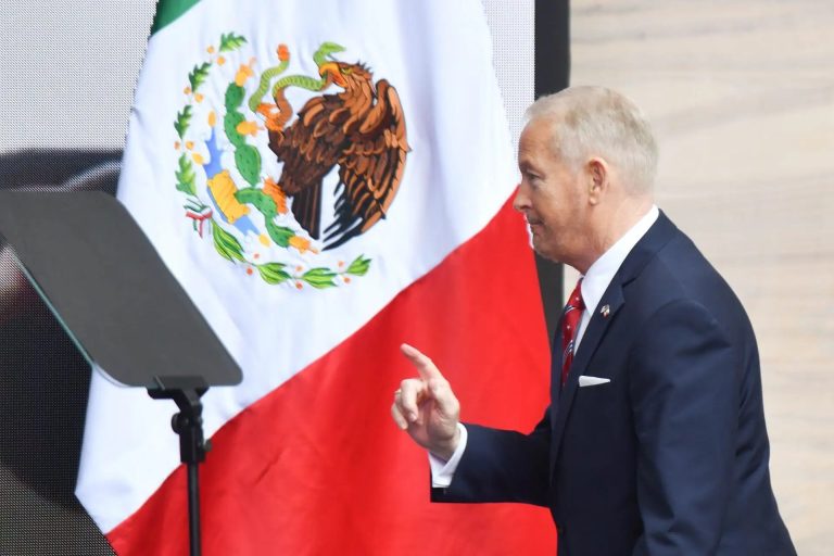 Ronald Johnson pide a México ir tras el dinero de los cárteles