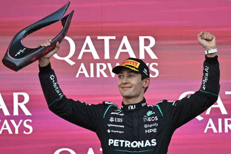 George Russell gana GP de Azerbaiyán, tras intenso duelo con Max Verstappen