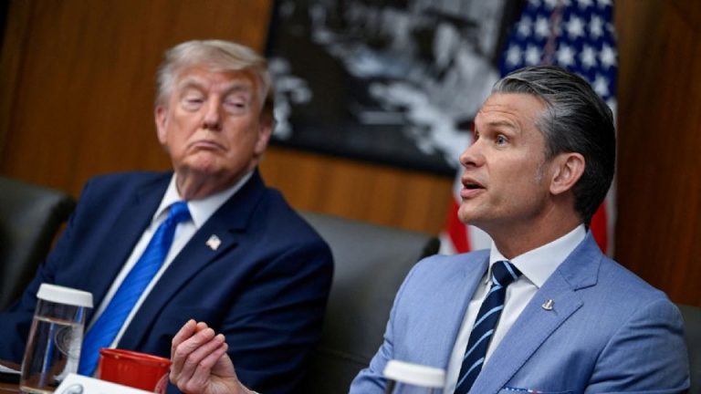 Hegseth destituye a un 10% de altos mandos militares, según reportaje del NYT
