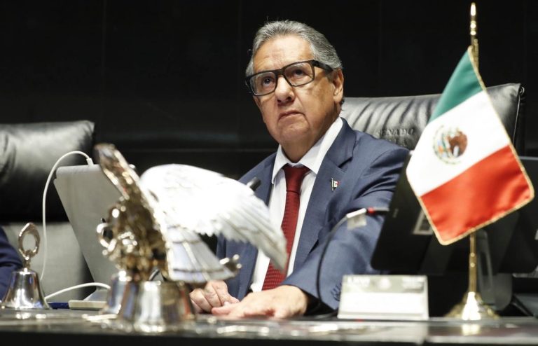 Higinio Martínez solicita que se presente dictamen sobre prohibición de celulares, en educación básica