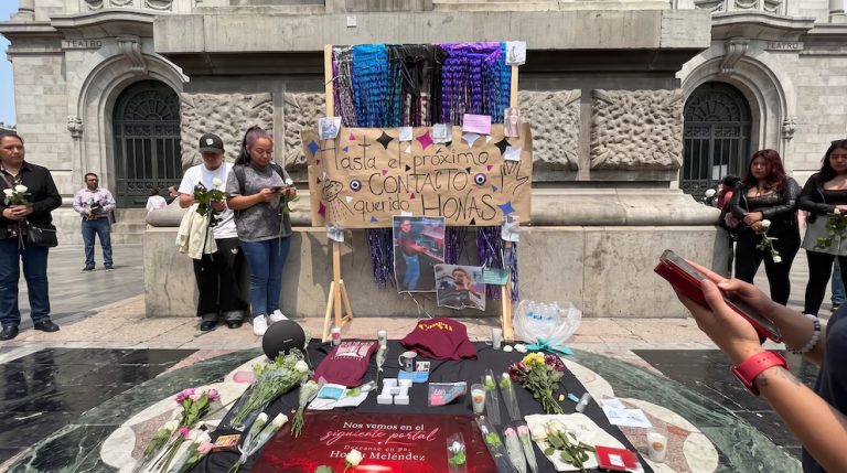 Fans despiden a Jonathan Meléndez en el Ángel de la Independencia entre flores, fotografías y lágrimas