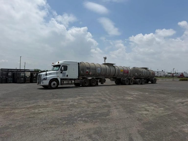 Aseguran 164 mil litros de huachicol y arsenal en Matamoros