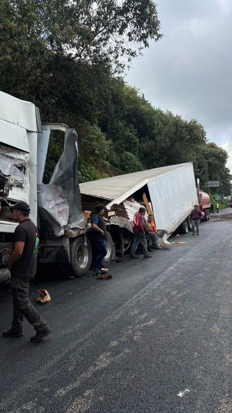 Choque de tráileres vuelve a paralizar la autopista México-Toluca a la altura de La Venta