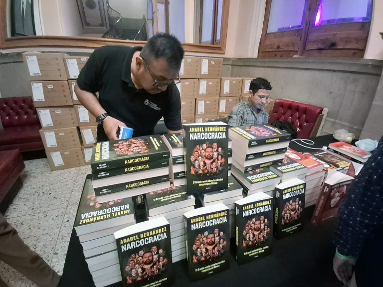 Gran expectación causó la presentación del libro; Narcocracia de Anabel Hernández, en México