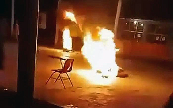 Queman vivos a una mujer y un hombre en plaza de Ocosingo; Chiapas, por practicar brujería