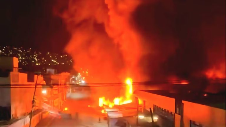 Incendio destruye 100 locales del Mercado Central de Acapulco