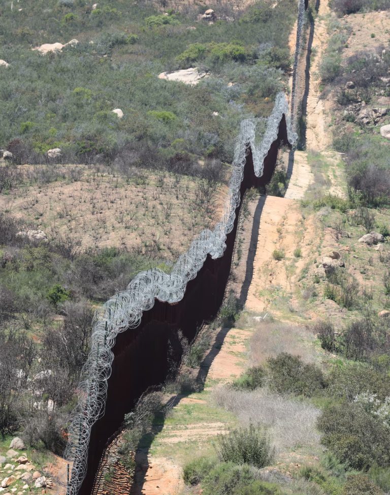 Cártel de Sinaloa y CJNG controlan el negocio de migrantes en Tecate, la cuota es de 40 mil  Dólares