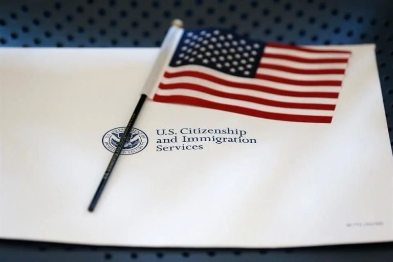 Trump oficializa ofensiva para quitar ciudadanía a naturalizados