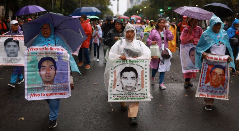 Padres de Ayotzinapa niegan hallazgo de 20 bolsas con restos y exigen pruebas científicas