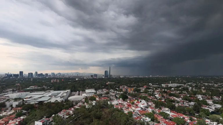 Rayo y lluvia intensa sacuden la CDMX; reportan microsismo en Mixcoac