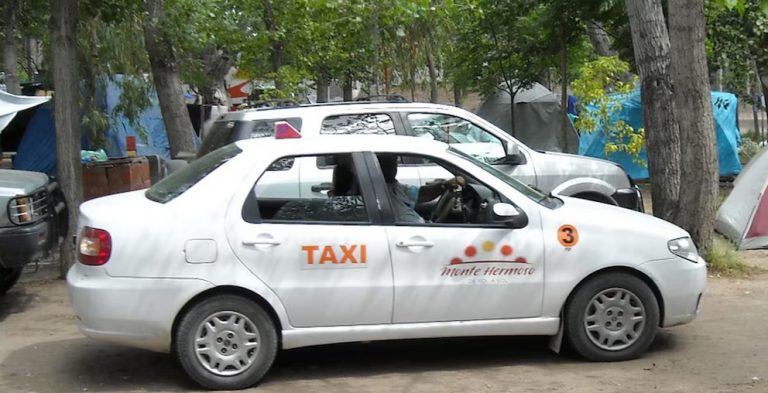 Atacan a balazos dos sitios de taxis en Uruapan, investigan posible extorsión