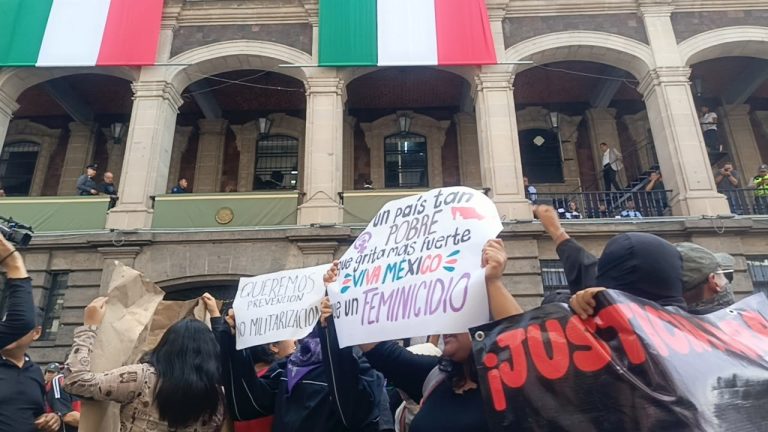 Alumnos de la UAEM irrumpen desfile militar en Cuernavaca