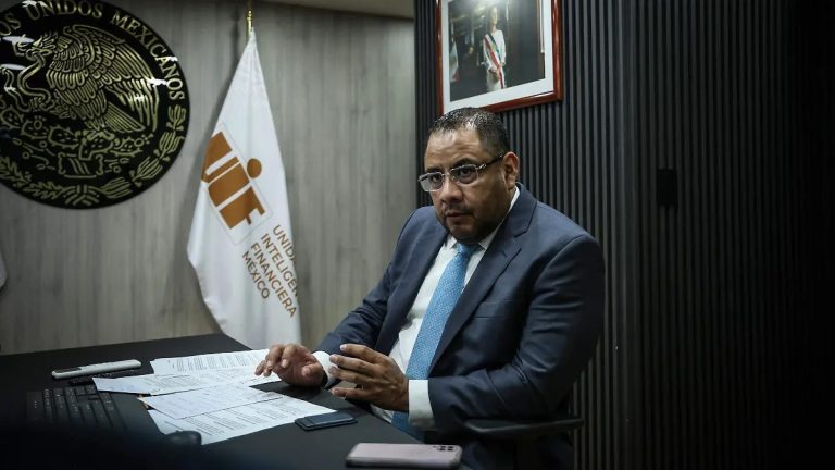 La UIF congela 24 mil 622 cuentas del crimen, por 8,670 mdp Una de cada tres cuentas bancarias inmovilizadas por la Unidad de Inteligencia Financiera (UIF) está relacionada con integrantes de organizaciones criminales con presencia e incidencia en México y son el Cártel Jalisco Nueva Generación (CJNG) y el Cártel de Sinaloa quienes concentran los congelamientos. La UIF puso la mira en donde más duele a las organizaciones criminales: el dinero. Entre octubre de 2024 y agosto de 2026, la dependencia inmovilizó 24 mil 622 cuentas bancarias por un monto superior a ocho mil 670 millones de pesos