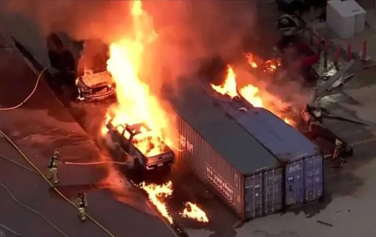 Accidente de helicóptero y autobús dejan 5 muertos en Los Ángeles