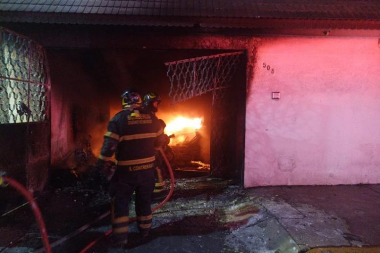 Incendio consume vivienda en GAM; confirman muerte de 14 perros