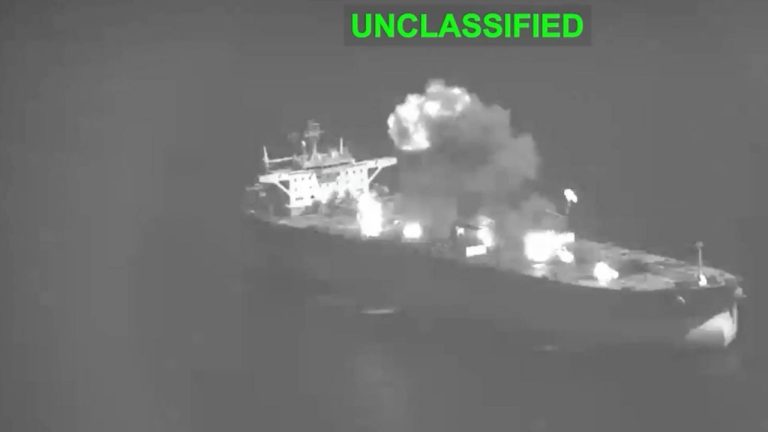 EE.UU. bombardea tres petroleros iraníes tras ataque a portaaviones y destructor