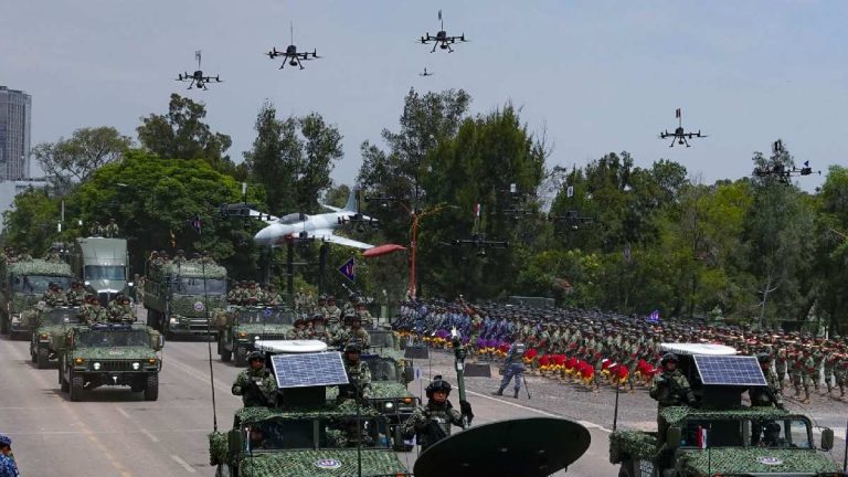 Desfile militar encabeza las actividades en la CDMX