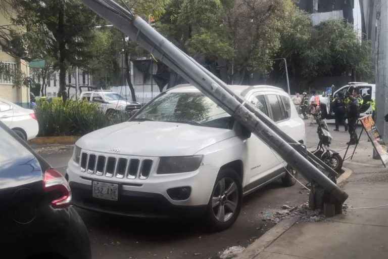 Colapsa estructura en obras de la Fiscalía y daña postes y un auto