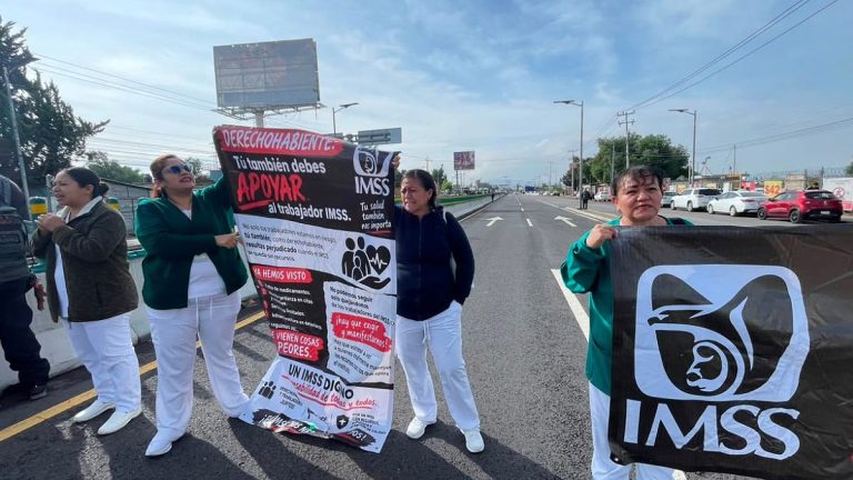 Trabajadores del IMSS bloquean la México-Pachuca por demandas salariales