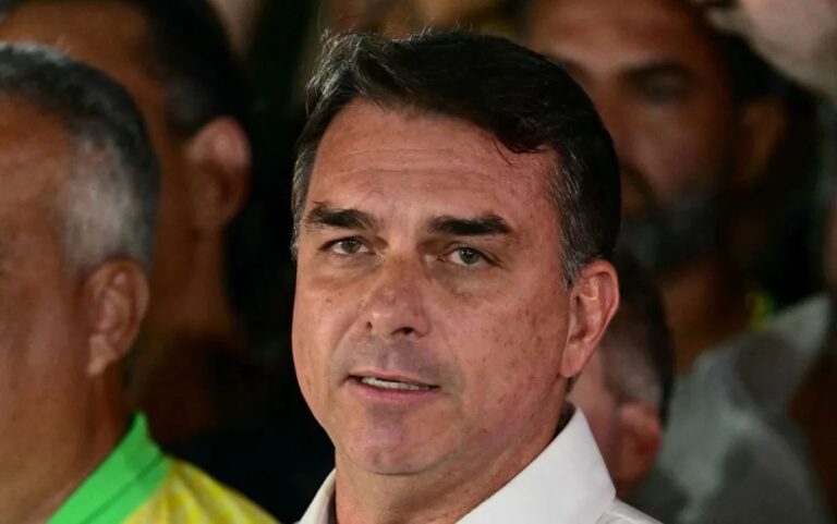 Aseguran cercanos a Flávio Bolsonaro que huyó a EE.UU.