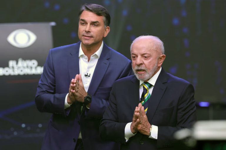 Lula da Silva y Flávio Bolsonaro se miden en el último debate televisado