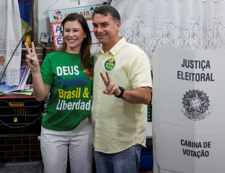 Flávio Bolsonaro se mantiene por encima del 50% de los votos, mientras avanza el conteo