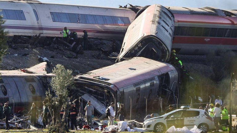 Asciende a 74 fallecidos en accidente ferroviario de España