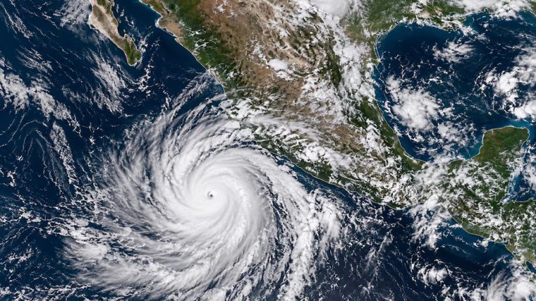 Huracán Simón ya es categoría 2 y avanza por el Pacífico; instalan centros de mando, en Jalisco y Colima