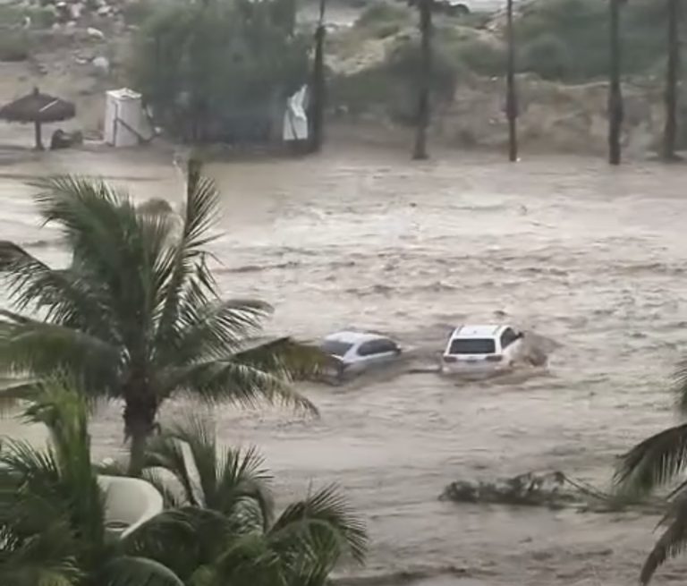 Fuertes lluvias provocan crecida de arroyos y arrastran vehículos en San José del Cabo