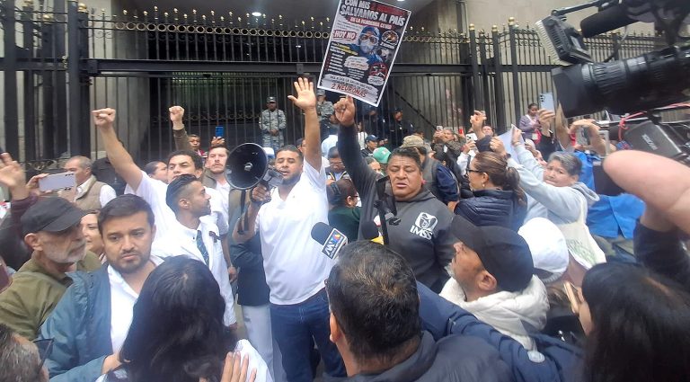 Trabajadores del IMSS bloquean Paseo de la Reforma; siguen exigencias por aumento salarial