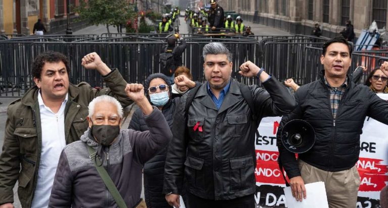 Se realizo la “Mañanera de la Resistencia del IMSS”, frente a Palacio Nacional