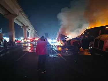 Incendio consume cuatro tráileres durante paro de transportistas en la autopista Toluca-México