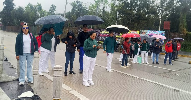 Trabajadores del IMSS bloquean, el periférico norte