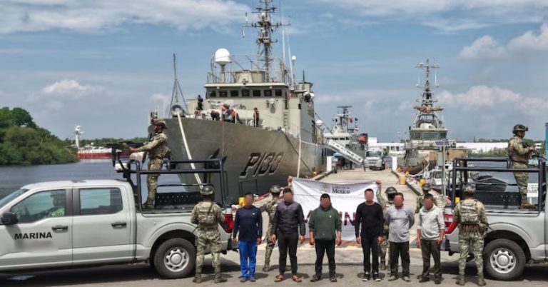Marina rescata a seis migrantes extranjeros; que navegaban frente a las costas, de Chiapas